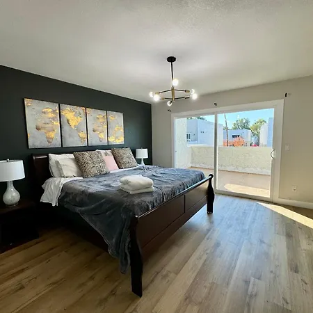 Beautifully Renovated Townhouse Apartment