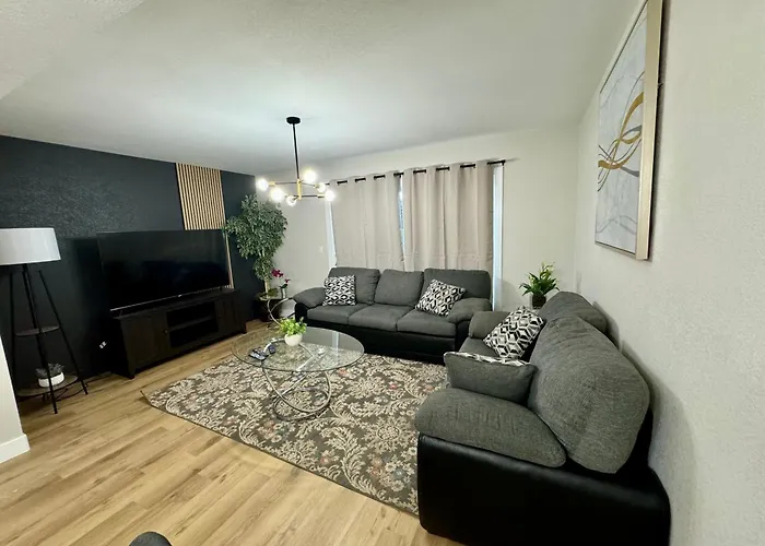 Beautifully Renovated Townhouse Appartement