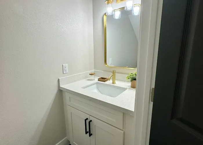 Beautifully Renovated Townhouse *