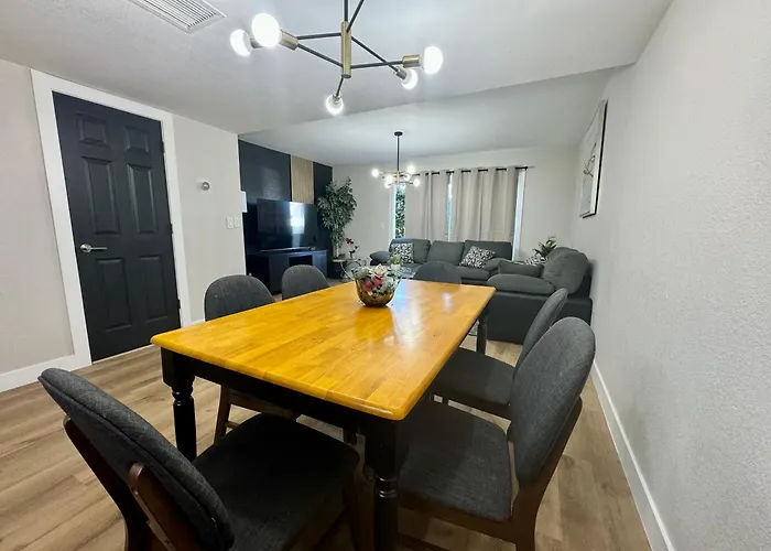 Beautifully Renovated Townhouse Appartement